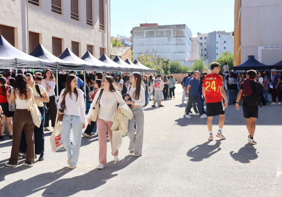 Cartell de la BenvingudaUV en l'accés a la Facultat de Farmàcia - imatge 0