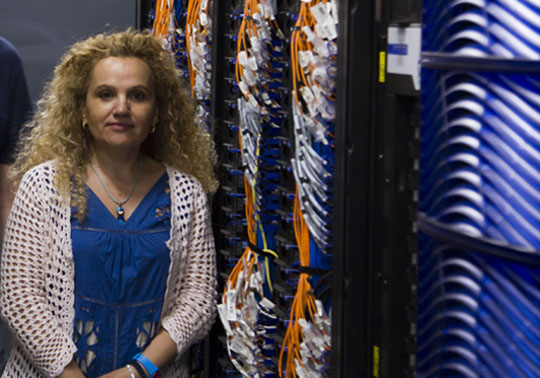 Fuensanta Doménech, directora del Servei d'Informàtica, amb el nou supercomputador.