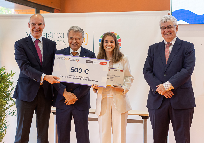 Rosa Pla Almendros, Graduada en ADE, recibe su premio de mano de José Miguel Lorente junto con Francesc Muñoz y Justo Herrera.