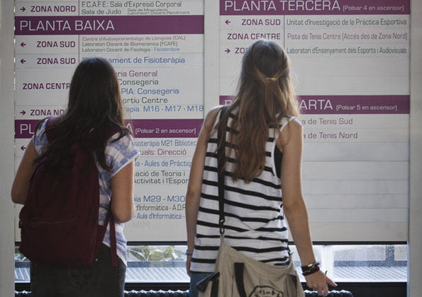 Imatge d'arxiu de dues estudiantes.