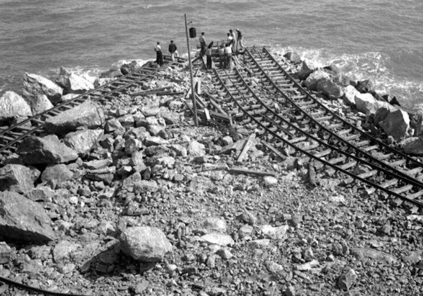 Vies de tren acabant al mar