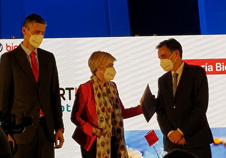 Beatriz Llamusí, CEO d'Arthex, recull el premi
