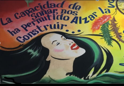 Dibuix mural del rostre d'una dona i el lema 