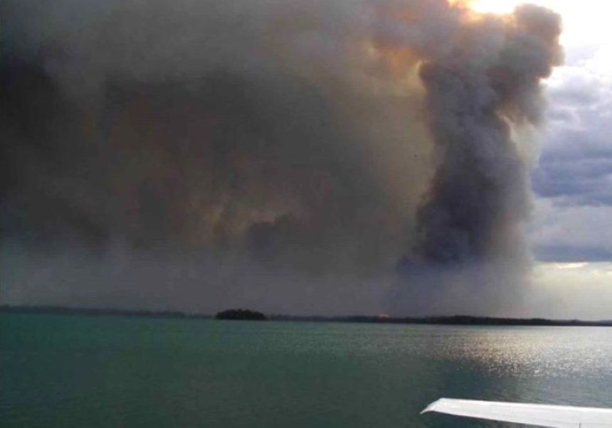 Foto de un incendio con el mar en primer plano. Créditos: U.S. Fish and Wildlife Service en Pixnio.