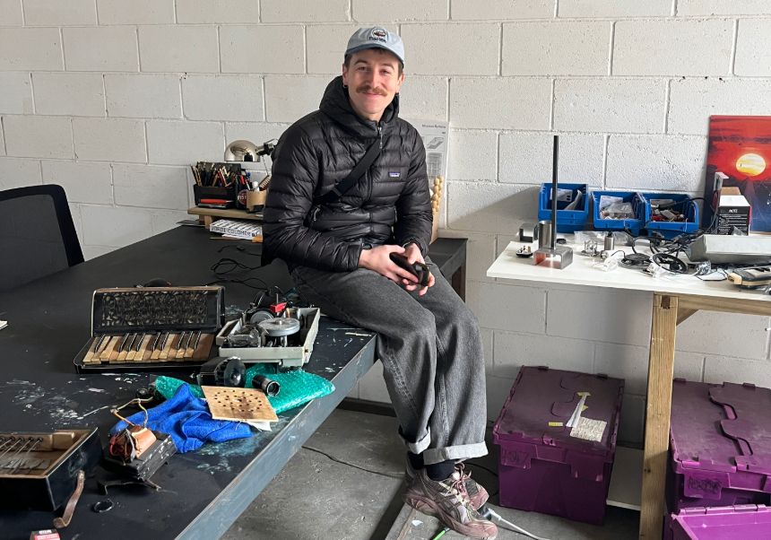 Artista sentat al seu taller de creació