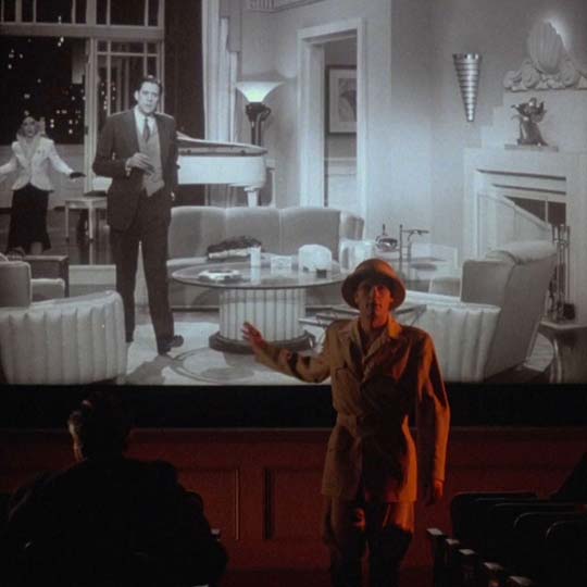Un hombre delante de una pantalla de cine