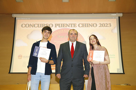 Vicent Andreu amb dos premiats