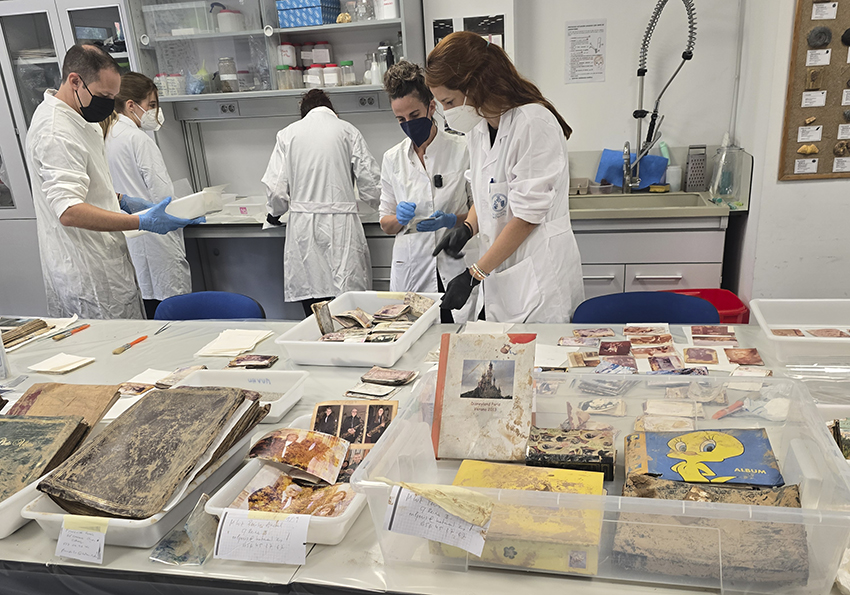 Un equip de la Universitat recupera fotos danyades durant la dana