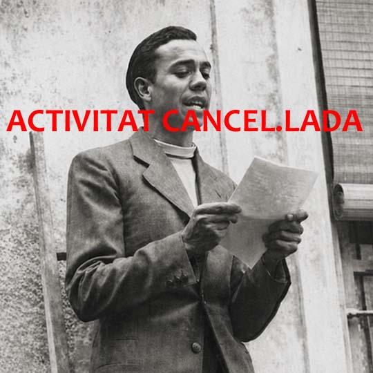 Miguel Hernández llegint poemes al públic