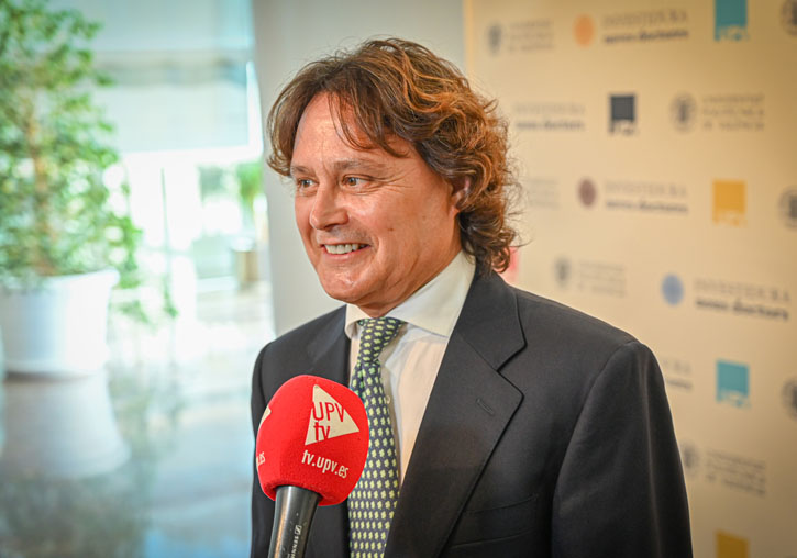 Jorge Garcés-Ferrer, during his investiture as doctor honoris causa by the Polytechnic University of Valencia, with the Minister of Science and Innovation Diana Morant attending the ceremony.