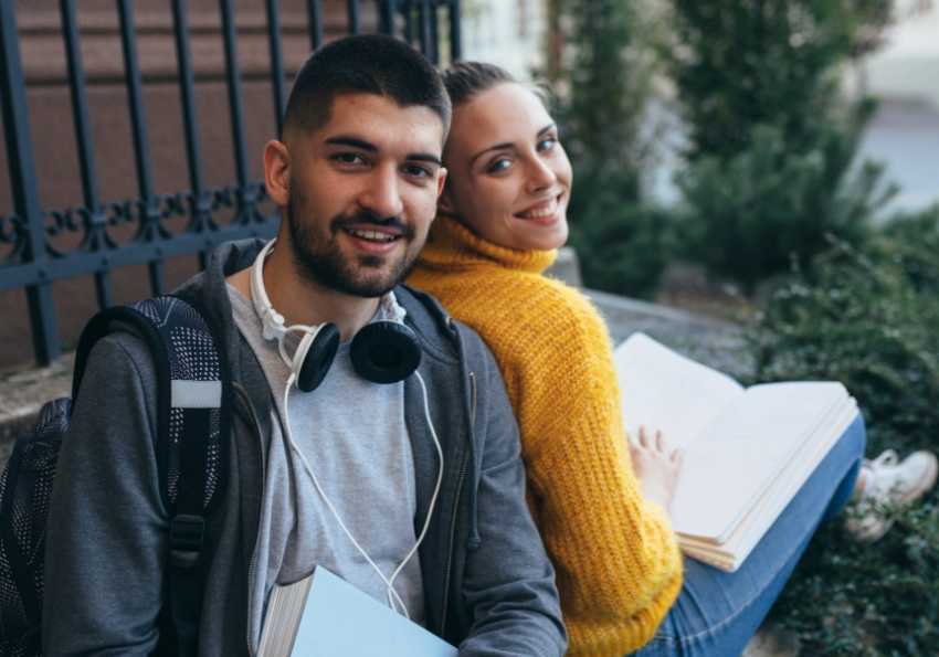 pareja de estudiantes