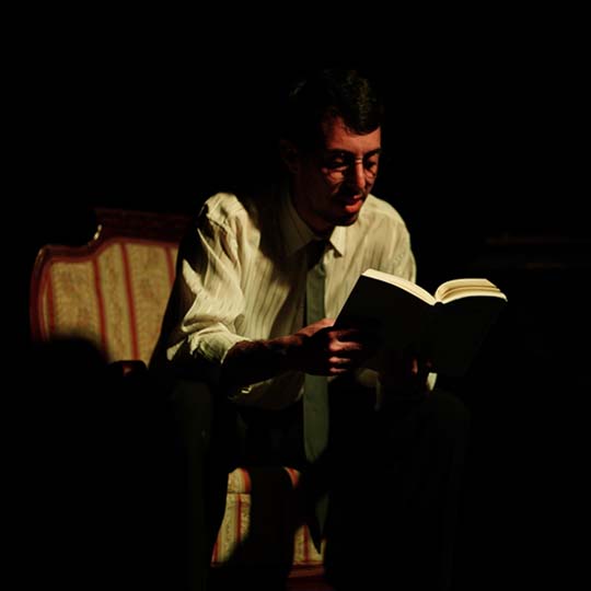 Dos homes en un escenari