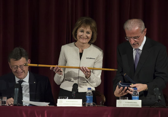 Ximo Puig, Esteban Morcillo y Mavi Mestre, en el momento de recibir los distintivos como rectora.