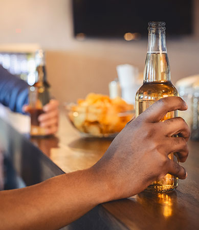 Mano con una cervesa