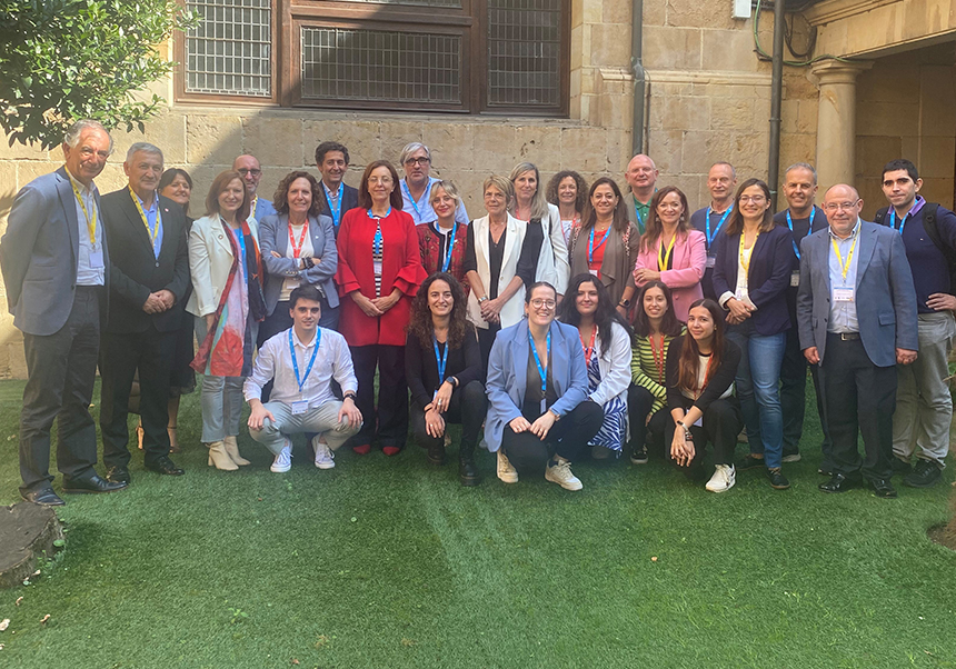 Foto de grupo de los participantes en el encuentro