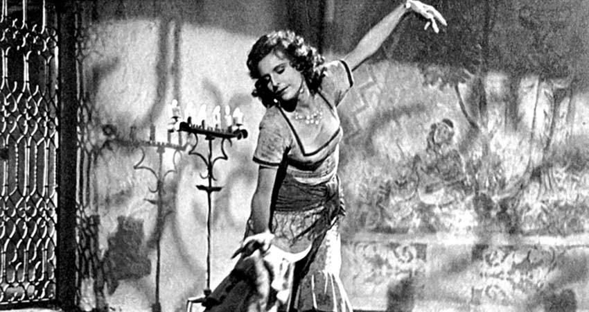 Una mujer bailando