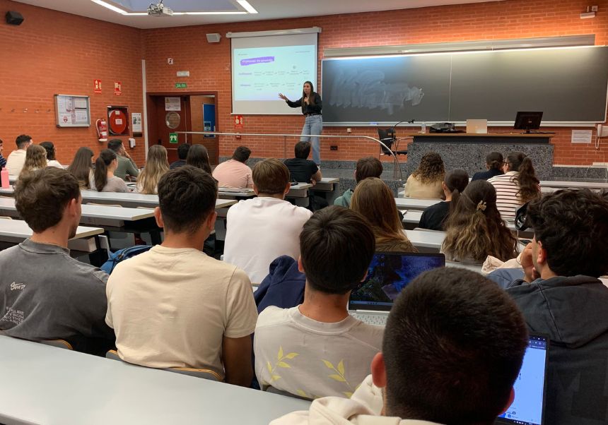 Momento durante la charla (CandyCV).