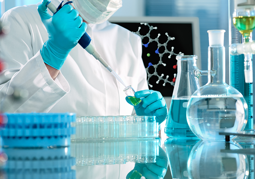 Persona trabajando en un laboratorio