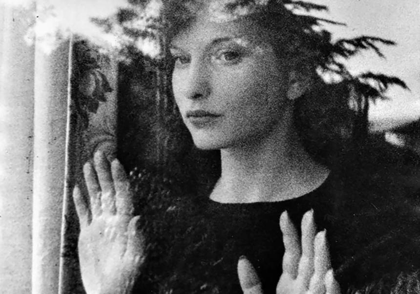 Maya Deren en el seu film de 1943 ‘Meshes of the Afternoon’.