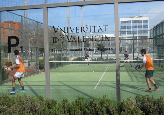 Foto d'arxiu d'una partida de pàdel a les instal·lacions de la Universitat.