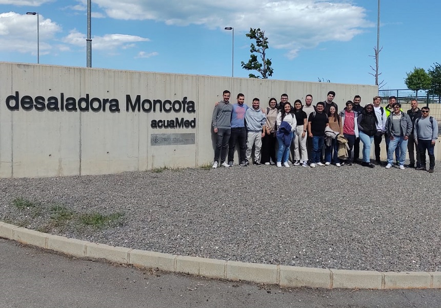Vista dels estudiants del Màster en Enginyeria Química a la Dessaladora de Moncofa.
