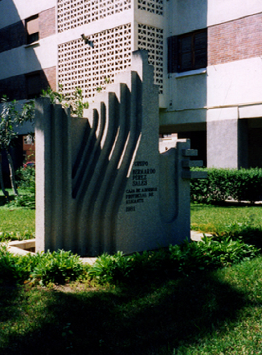 Escultura concepto del grupo Fernando Pérez Sales. Caja de Ahorros de Alicante