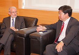 Dr. Hwang with the Principal of the Universitat