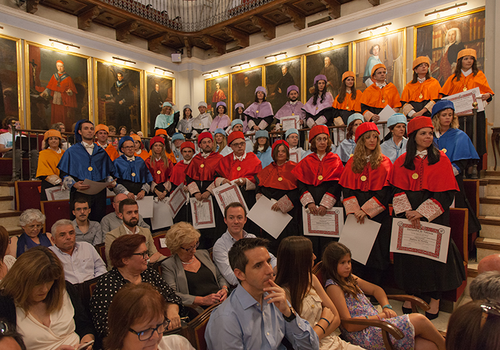 Nous Doctors i Doctores i familiars al Paranimf de la Universitat