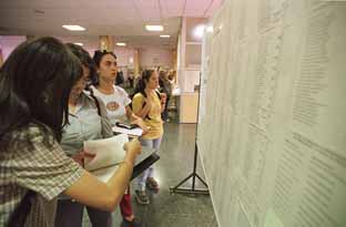 Estudiantes consultando listas, en una imagen de archivo.