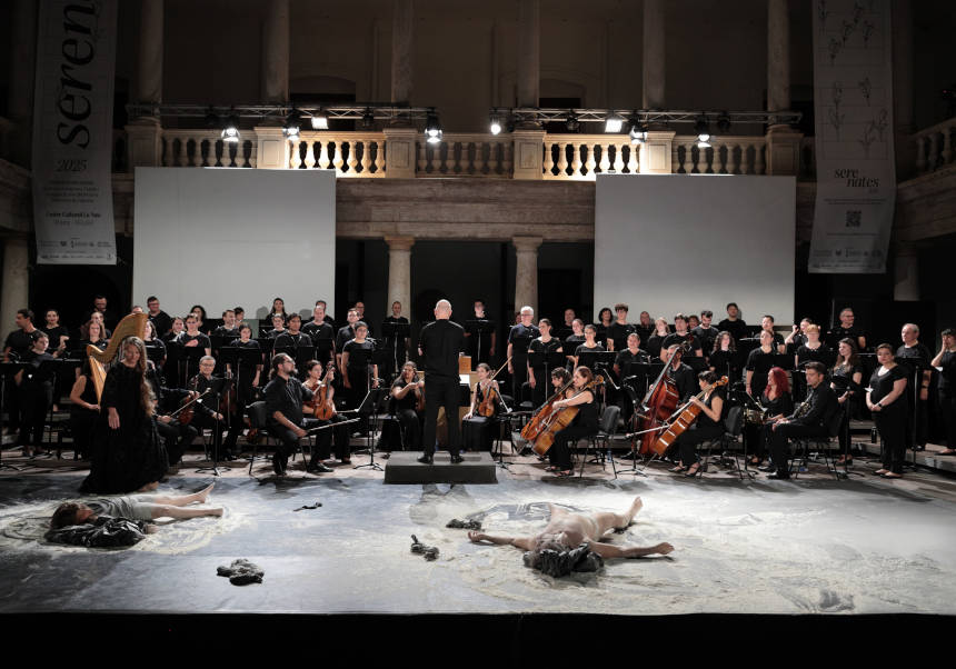 Escena final de l'espectacle 'POLS. Bach Connections (IV)' amb tot l'elenc artístic sobre l'escenari de Serenates. FOTOS: Eduardo Alapont.