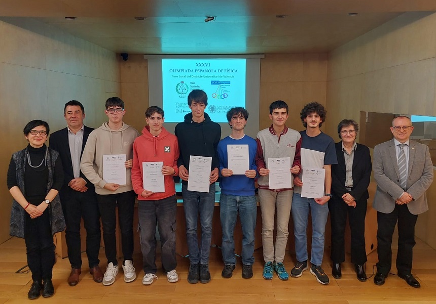 Los seis alumnos premiados junto a los representantes de la Universitat de València y de la Universitat Politècnica de València.