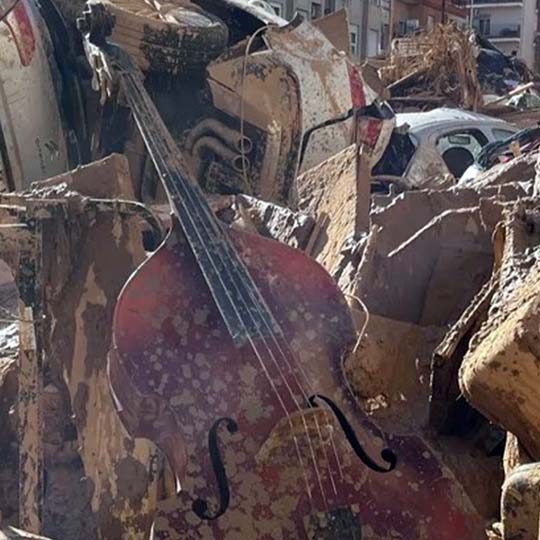 Un instrumento musical en medio de ruinas