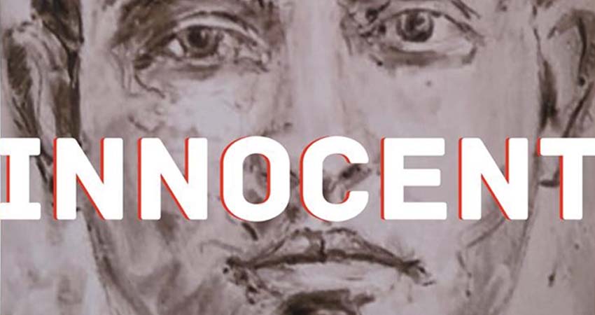 Cara d'un home amb la paraula Innocent creuant-la