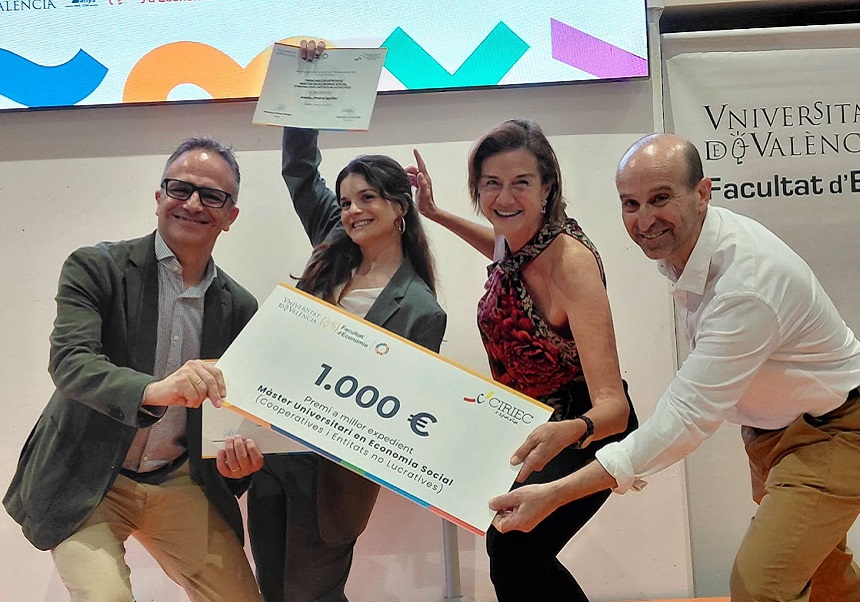 imatge de la premiada rebent el premi