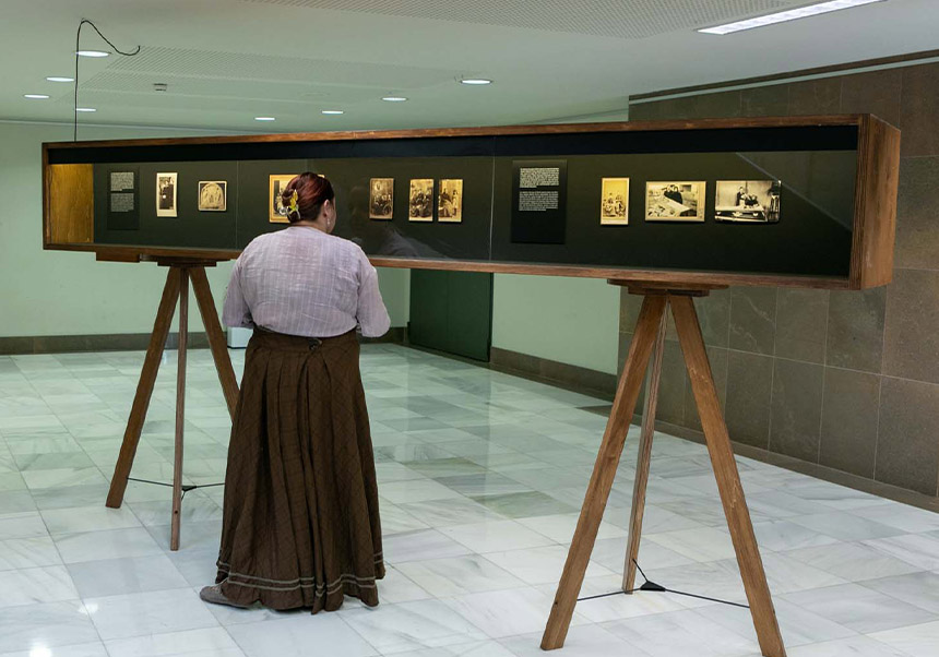 Una persona mirando la exposición