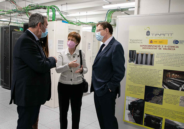 The president of the Valencian government visits the supercomputing centre of the University