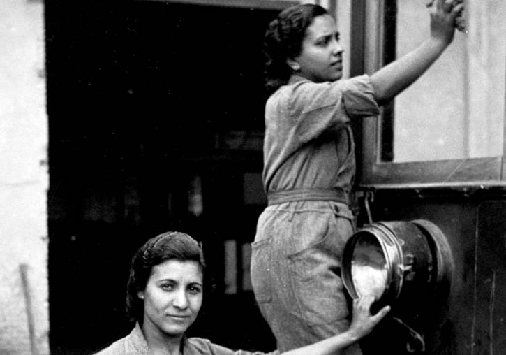 'Tranvieras delante de un vagón', mayo, 1938 © Luis Vidal.