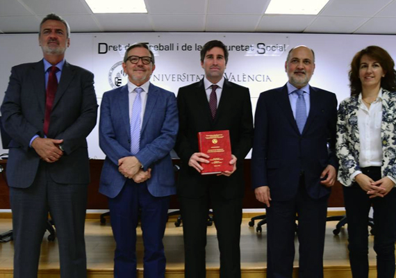 The former student Eduardo Enrique Taléns Visconti reads his thesis ‘Contrato de trabajo y concurso de acreedores’ (Employment Contract and Body of Creditors in Bankrupcy)