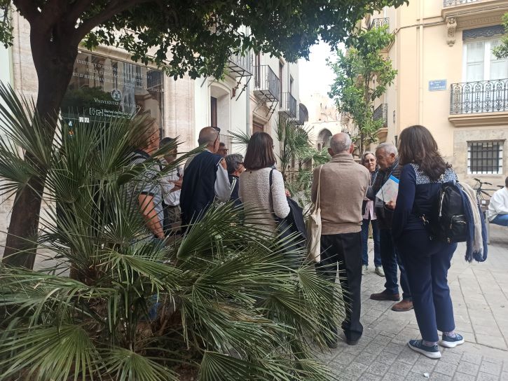 Foto del grup a la porta del Palau de Cerveró - imatge 0