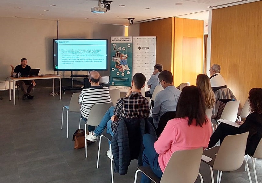 Staff at Les Valls learn about the Connecta-València platform through presentations by the chair