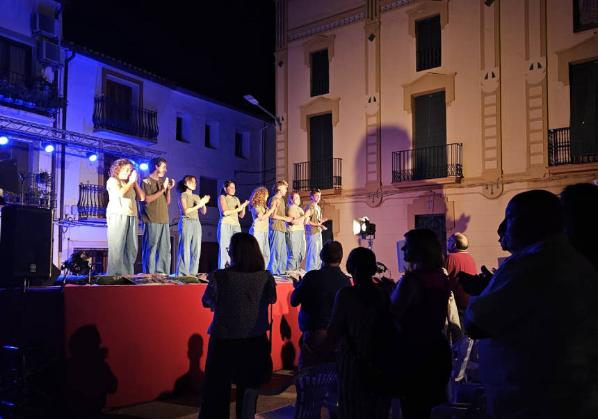 El público de Moixent aplaude al elenco de Escena Erasmus UV al finalizar la última representación del verano de 'Un instant de bellesa'.