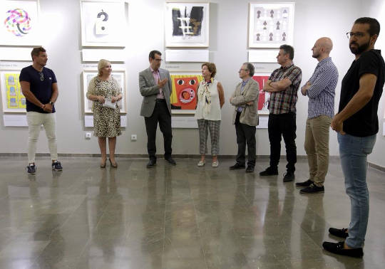 Un moment de la inauguració de l'exposició  ‘Creadors valencians pels drets humans' a Gandia.