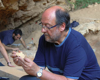 El investigador Valentín Villaverde, en la Cova Negra.