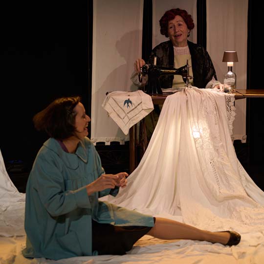 Dos dones en un escenari