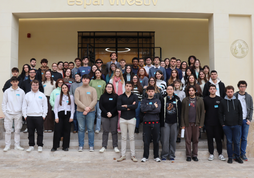 Los representantes del estudiantado reunidos a las puertas del Espai Vives
