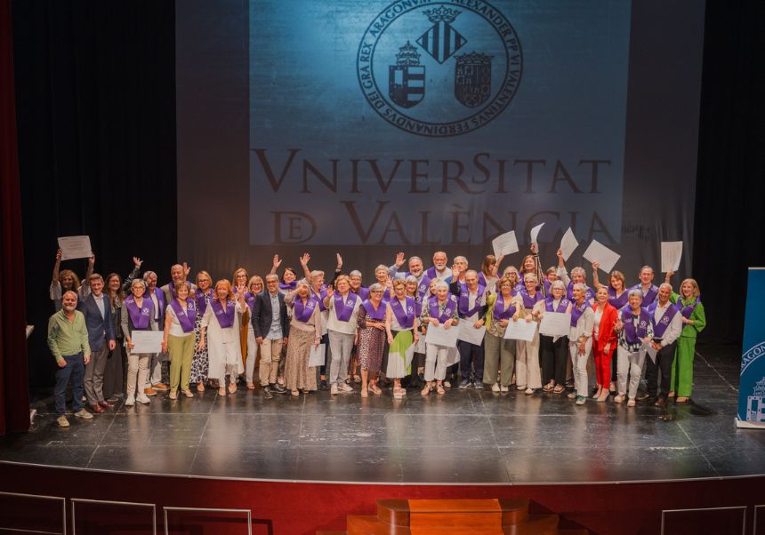 Imagen de grupo del alumnado de Nau Gran con sus diplomas