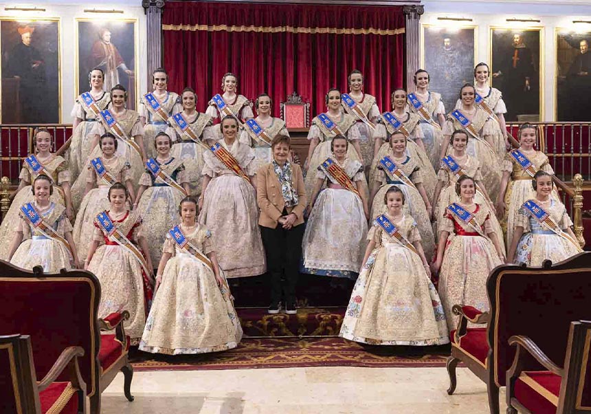 Falleras mayores, courts of honour and the Principal at the Paraninfo