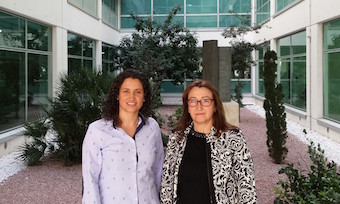 Irene Moya (left) and Concepción Ros in the Faculty of Teacher Training of the Universitat de València.