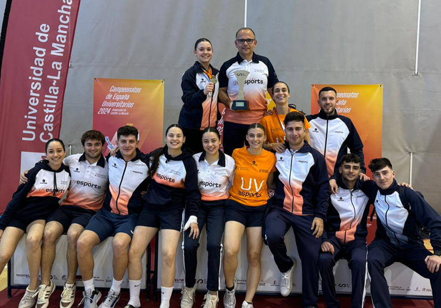 Los karatecas de la UV posan con su trofeo de campeones de España.