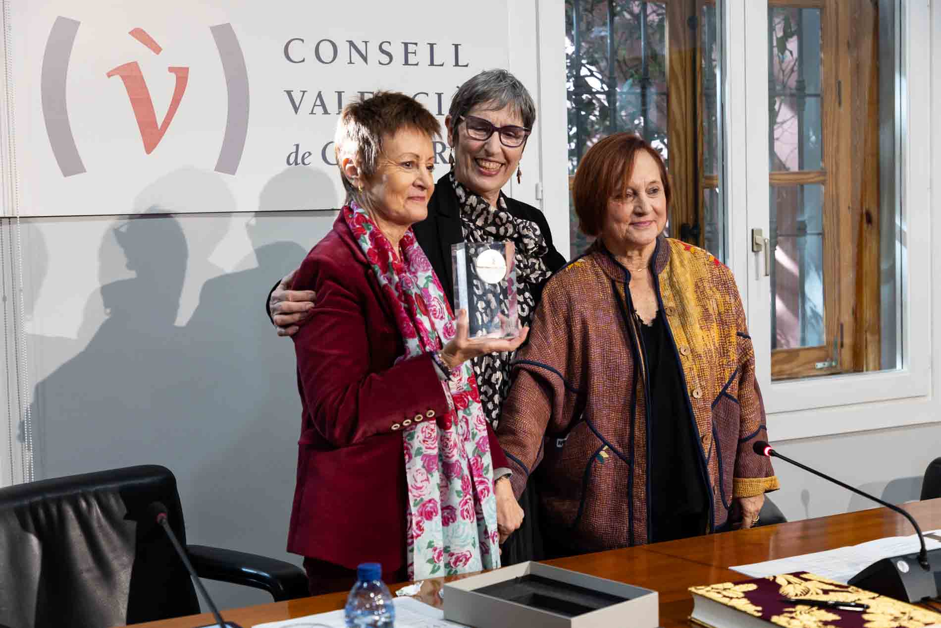 La rectora rep la medalla del CVC